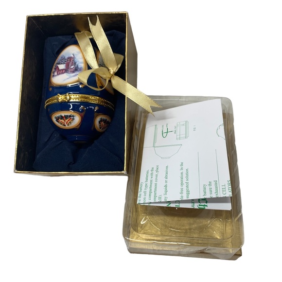 Musical Hinged Ceramic Egg 4" Christmas Ornament - Away in the Manger - Picture 3 of 4